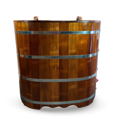 An mage of the icedarc wooden ice bath from the front